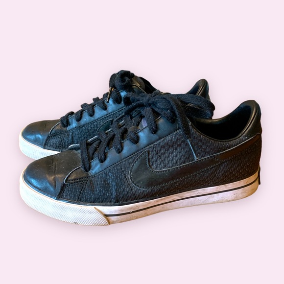 Nike Low Top Sneakers - Picture 1 of 4